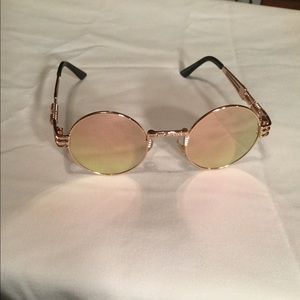 Designer inspired round sunglasses.
